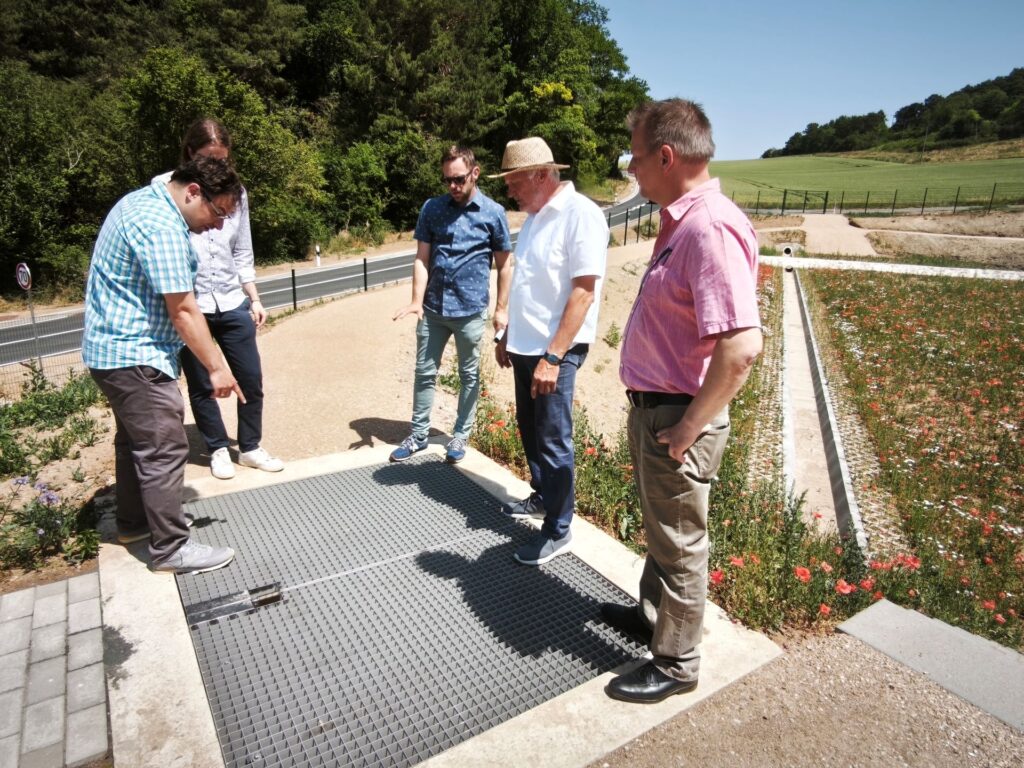 Auch bei Starkregen nützlich: Das neu gebaute Rückhaltebecken soll die weiterführende Entwässerung zusätzlich entlasten sowie Sedimente und Treibgut zurückhalten. Foto: Kerstin Rottland/pp/Agentur ProfiPress
