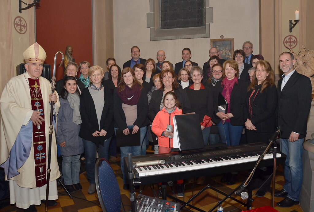 Kakus Vokale 2019 nach der Abendmesse des Kallmuther Schmerzensfreitags mit dem Aachener Weihbischof Dr. Johannes Bündgens. Bei diesem Gottesdienst, den der Chor traditionell gestaltet, im März 2026 gab Uli Schneider, der langjährige musikalische Leiter des Rhythmuschores, bekannt, dass er wegen Überlastung eine/n Nachfolger/in sucht. Foto: Manfred Lang/pp/Agentur ProfiPress