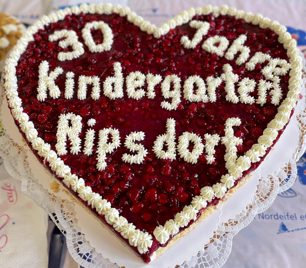 Zum Jubiläum des 30-jährigen Bestehens gab es eine riesige Herz-Torte mit roten Himbeeren. Foto: DRK Kita Ripsdorf/pp/Agentur ProfiPress