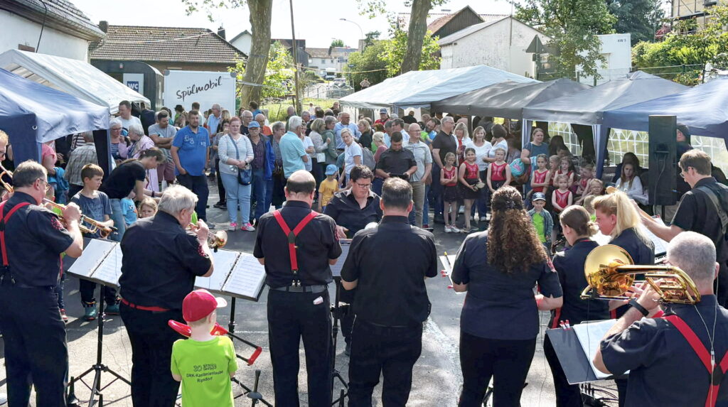 Zum Abschluss eines rundum gelungenen Tages spielten die Show-Fanfares Ripsdorf und ehemalige Kita-Kinder zeigten im Sonnenschein ihr tänzerisches Können. Foto: DRK Kita Ripsdorf/pp/Agentur ProfiPress