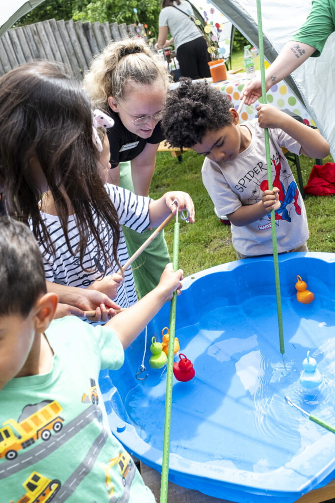 Was wäre ein Kita-Fest ohne Entenangeln. Die Kinder hatten jedenfalls reichlich Spaß bei der Jagd auf die bunten Plastiktierchen. Foto: Ronald Larmann/pp/Agentur ProfiPress
