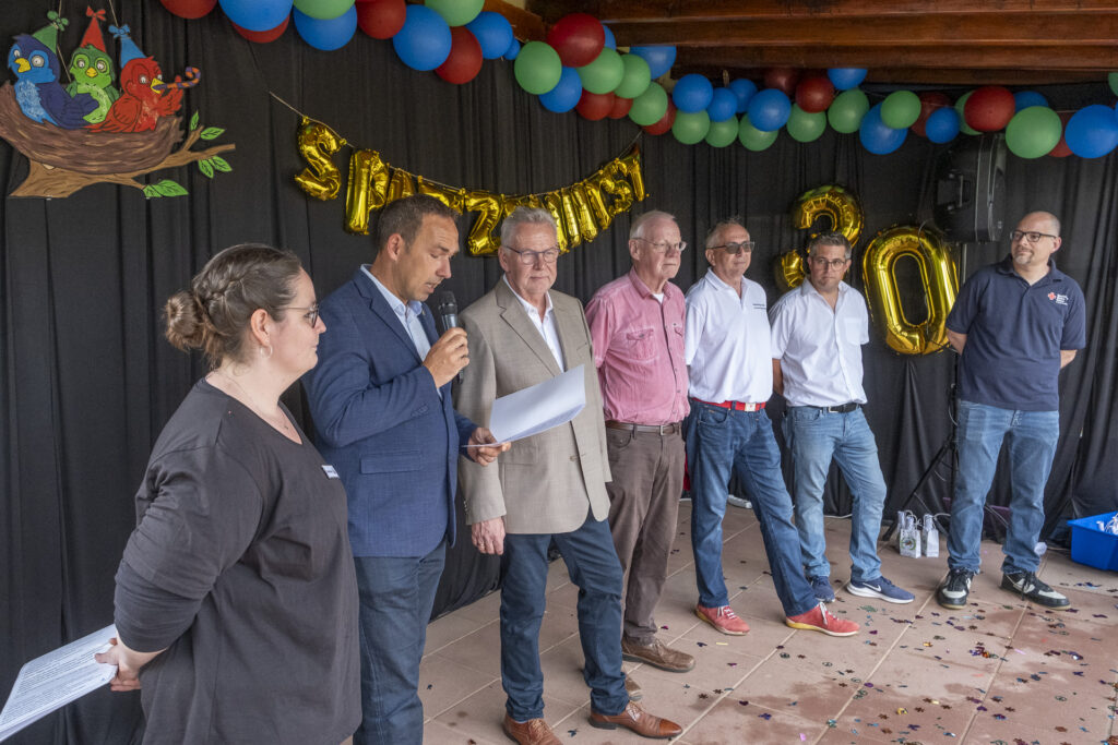 Zahlreiche Gratulanten waren zum Fest gekommen: Neben Kita-Leiterin Jasmin Nordmann, sind es Bürgermeister Dino Steuer, Weilerswists Ortsbürgermeister Réne Bertram, sein Vernichter Kollege Hans-Josef Thelen, der DRK-Vorsitzende Karl Werner Zimmermann, Weilerswists CDU-Chef Sven Hinterwälder und der stellvertretende DRK-Geschäftsführer Ralf Krutwig. Foto: Ronald Larmann/pp/Agentur ProfiPress