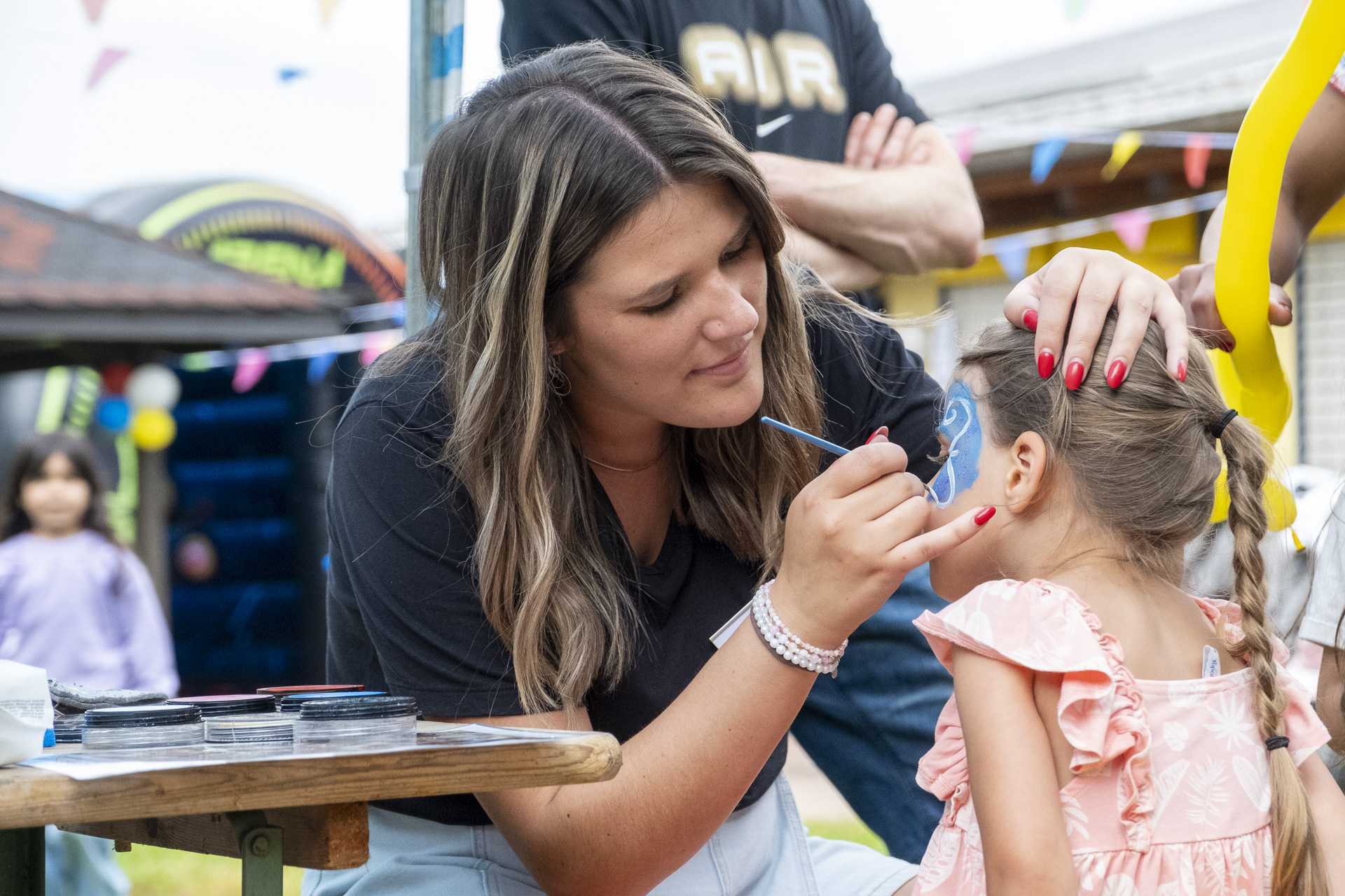 Der Fantasie waren kaum Grenzen gesetzt beim Kinderschminken: Hier verwandelt Lea Lehnen ein Mädchengesicht in ein fantasievolles Kunstwerk. Foto: Ronald Larmann/pp/Agentur ProfiPress