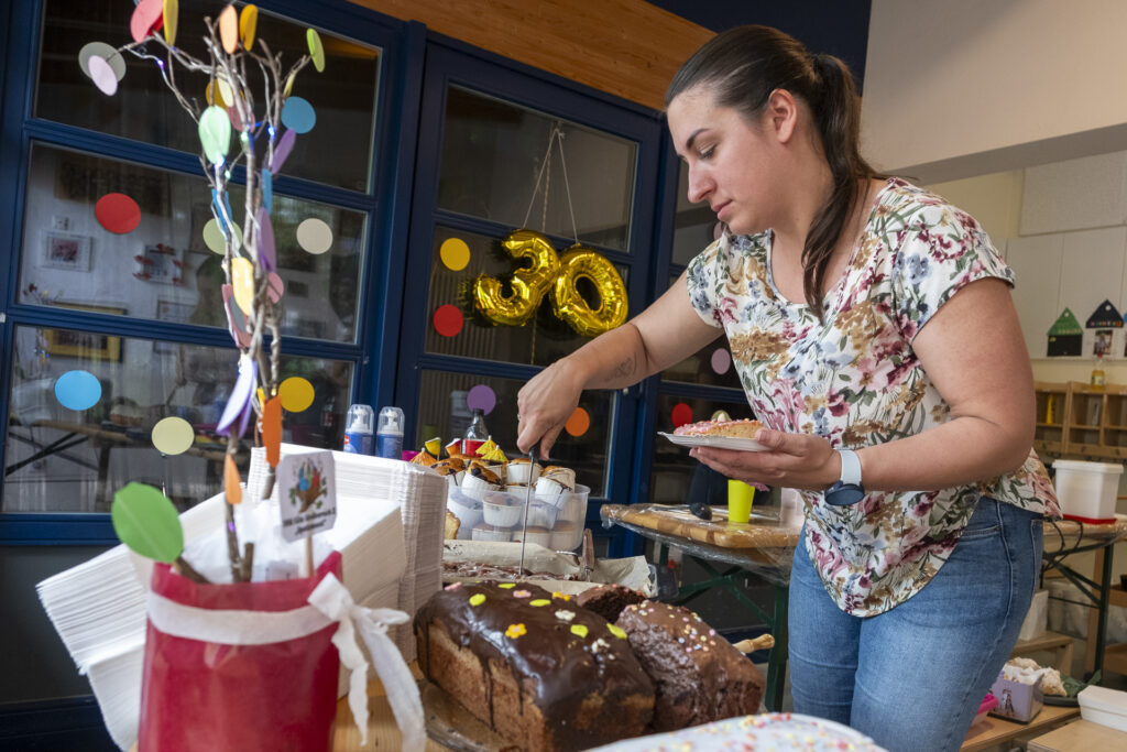 Die Gäste des Kita-Fests konnten aus ganz vielen leckeren Kuchen wählen, die unter anderem von Yvonne Bodenheim ausgegeben wurden. Foto: Ronald Larmann/pp/Agentur ProfiPress