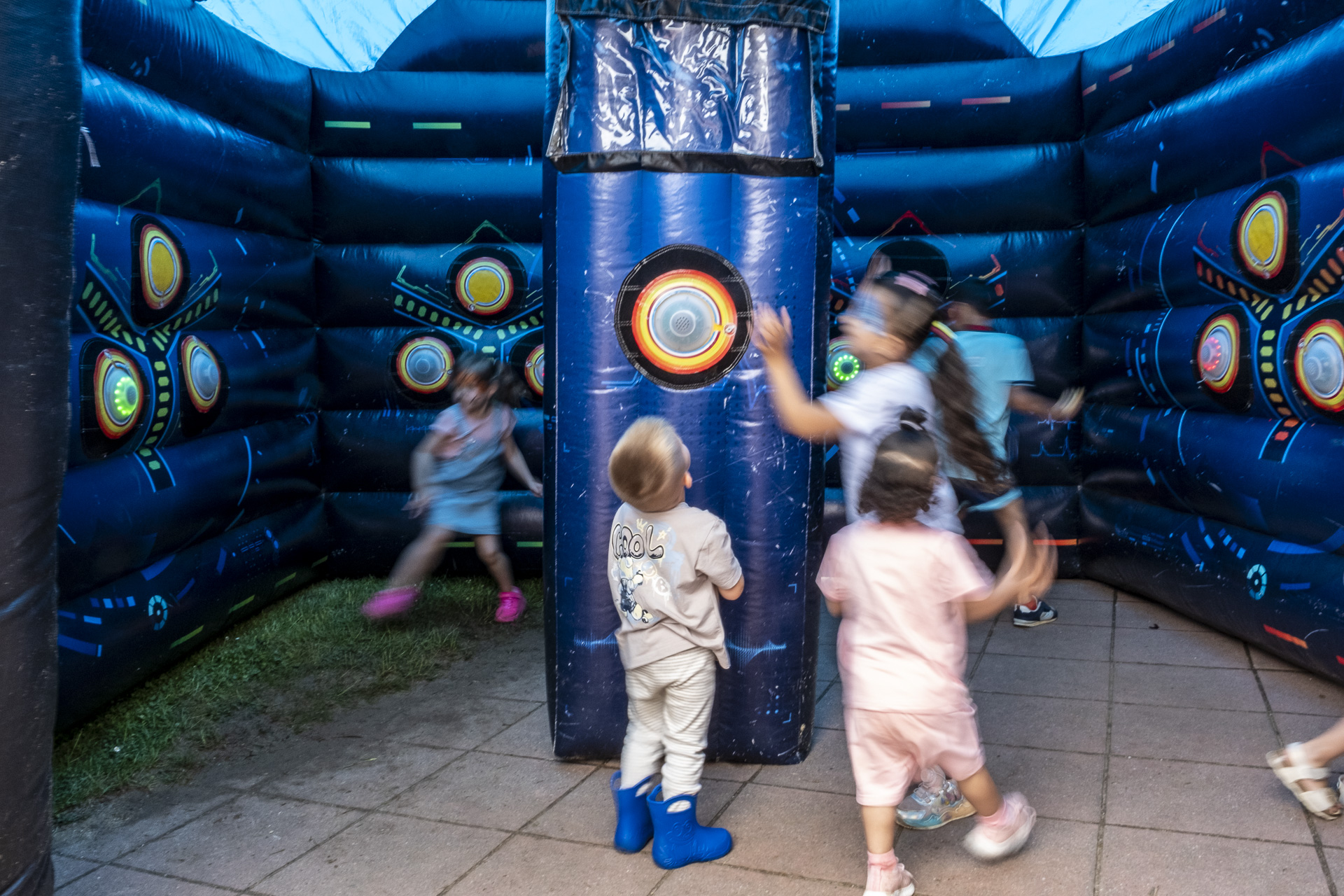 Ganz schön wuselig war es in der Reaction Arena, wo die Kinder den aufleuchtenden Buttons hinterherjagten. Foto: Ronald Larmann/pp/Agentur ProfiPress