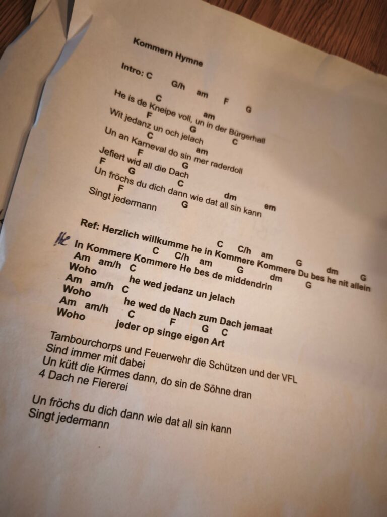 „Herzlich willkumme, he in Kommere …“ Den Text ihrer neuen Hymne dürften die Kommernerinnen und Kommerner schnell dauf haben. In der Kirche liegen am Sonntag, 28. Juni, aber auch Liedzettel aus. Foto: Kerstin Rottland/pp/Agentur ProfiPress