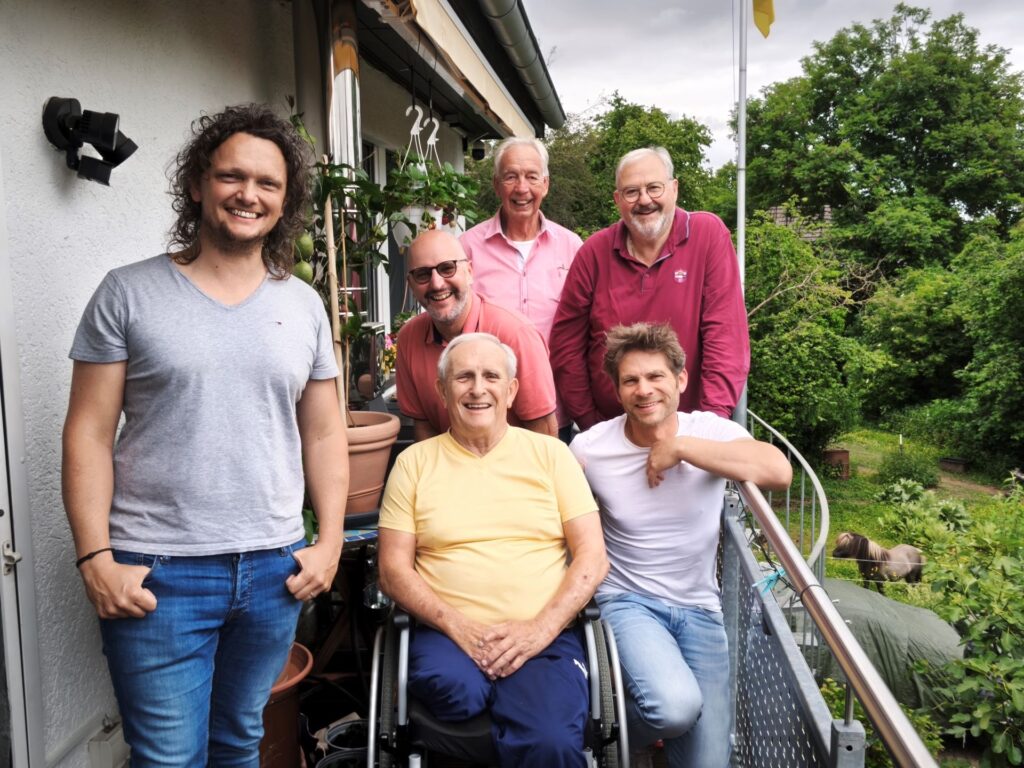 Eine Kommern Hymne von der KI kreiert? „Geht ja gar nicht!“, fand Liedermacher Uwe Reetz. Gemeinsam mit Ortsbürgermeister Rolf Jaeck, Björn Schäfer (vorne, v. r.) und Günter Schmitz, Walter Schäfer und Jörg Ernst (hinten, v. l.) nahm der Songwriter ein eigenes Arrangement in Angriff. Foto: Kerstin Rottland/pp/Agentur ProfiPress