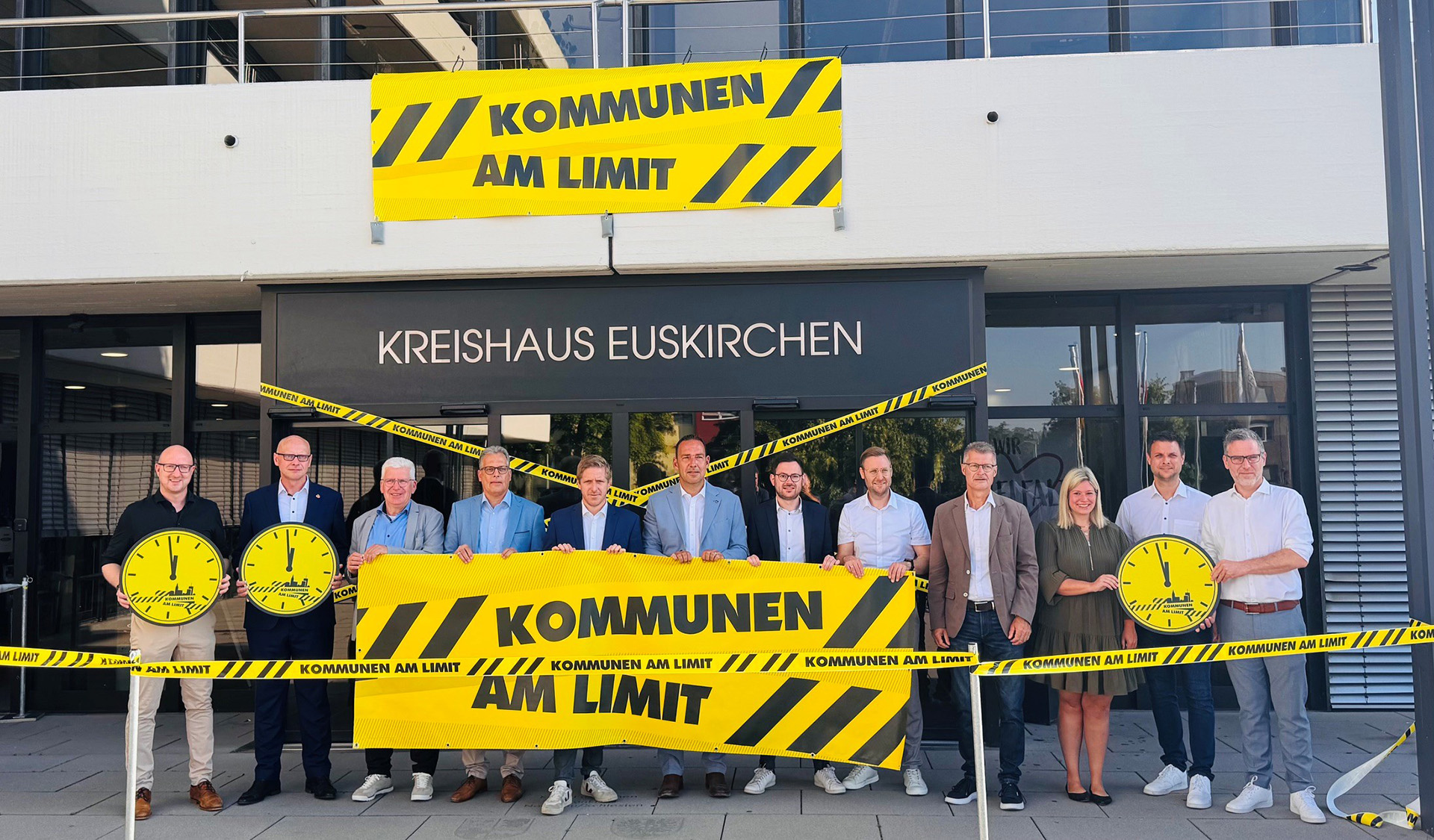 Bereits am frühen Morgen hatten Landrat Markus Ramers (5.v.l.) und die elf Bürgermeisterinnen und Bürgermeister am Kreishaus ein starkes Zeichen gesetzt, dass die Kommunen inzwischen am Limit sind. Foto: W. Andres / Kreis Euskirchen