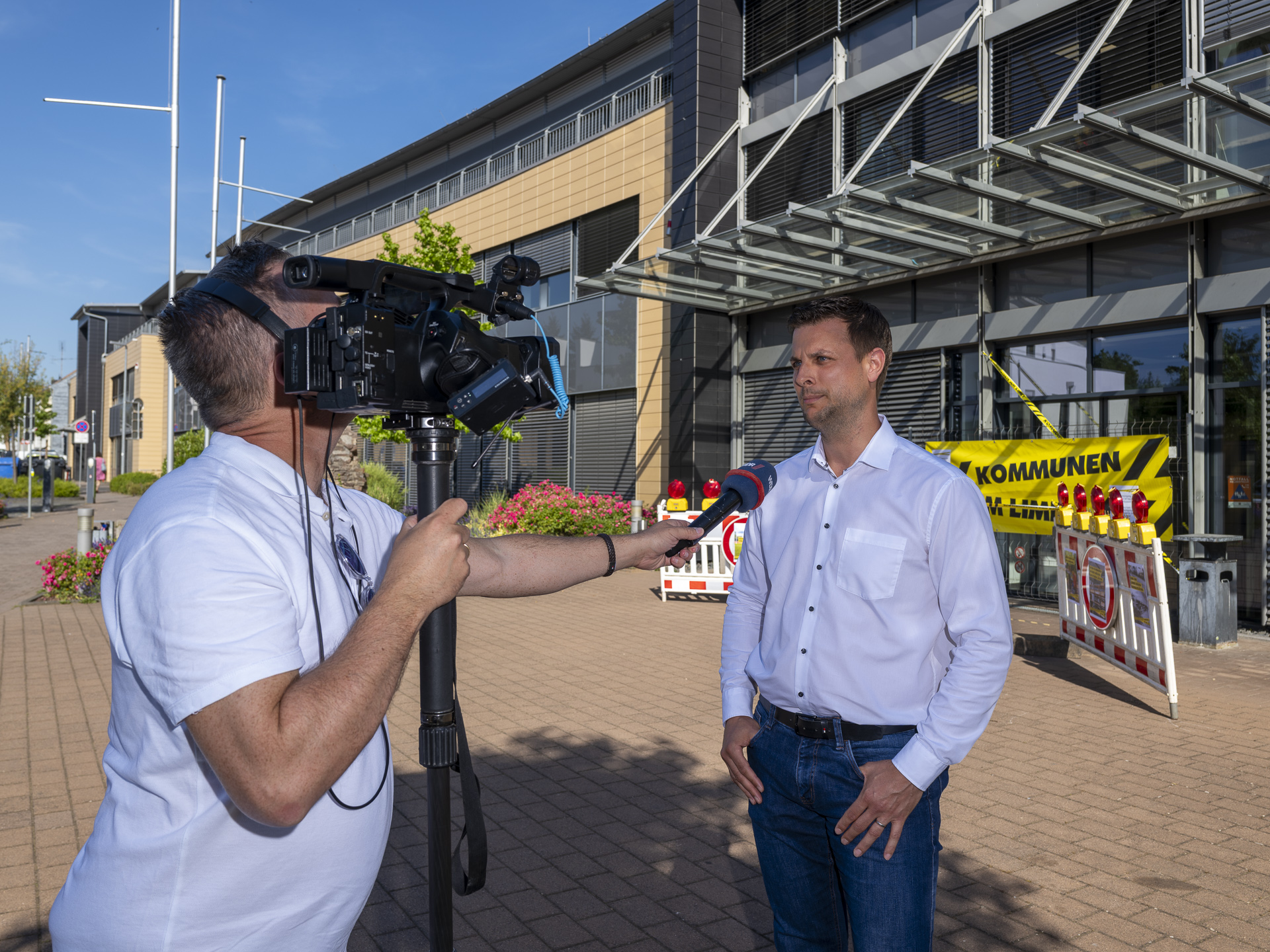 Großes Medieninteresse an der Aktion: In Mechernich gab Bürgermeister Michael Fingel dem WDR-Reporter ein Interview. Foto: Ronald Larmann/pp/Agentur ProfiPress