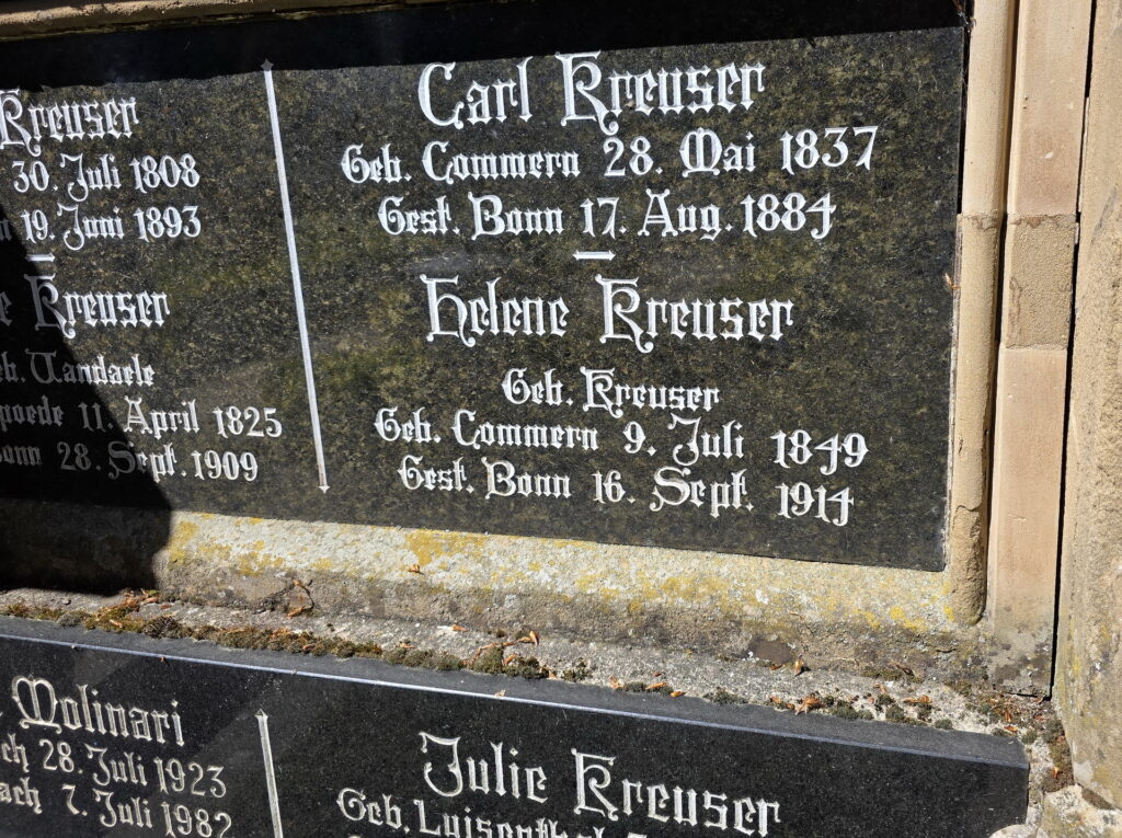 Helene Kreuser, hier ihre Grabtafel am Denkmal der Kreusergruft auf dem Mechernicher Friedhof an der Alten Kirche, wurde am 9. Juli 1849 in Kommern geboren und wuchs in einer Familie auf, die vom Bergbau profitierte und dessen Entwicklung maßgeblich mitprägte. Die Kreusers gehörten zu den treibenden Kräften hinter dem Mechernicher Bergwerks-Actien-Verein, der den Bleierzabbau industrialisierte und der Familie zu großem Reichtum und der Region zu raschem Wachstum verhalf. Foto: Manfred Lang/pp/Agentur ProfiPress