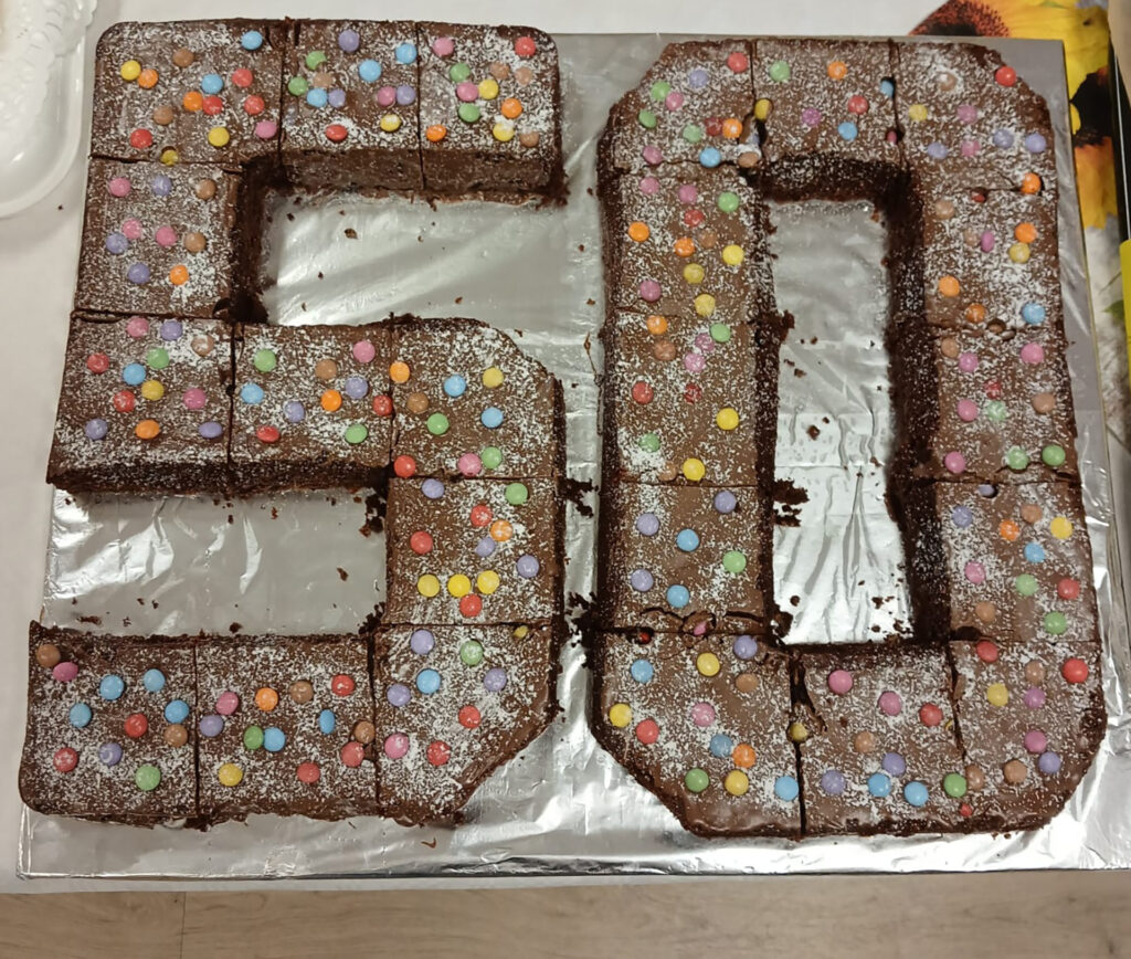 Zum Jubiläum gab´s auch einen Kuchen in Form einer 50. Foto: DRK-Kita Sonnenblume Weilerswist/pp/Agentur ProfiPress