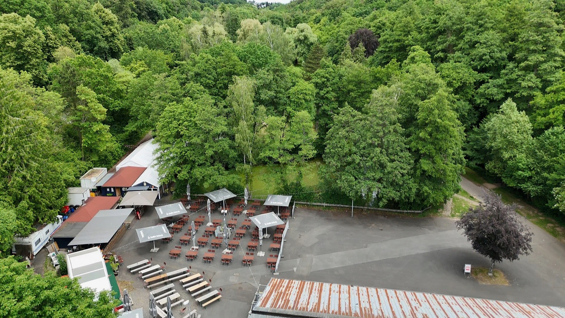 Der Biergarten im Mühlenpark war im Zuge der Diskussion über ein Entwicklungskonzept des Areals Thema im Rat. Eine Entscheidung über die Zukunft des Standorts stand nicht an. Foto: Henri Grüger/pp/Agentur Profipress
