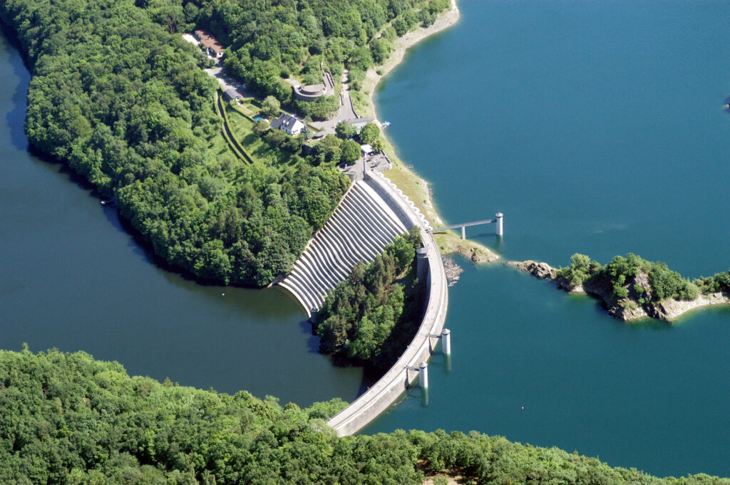 Sie ist Bauwerk, Schutzwall, Wasserspeicher, Ausflugsziel und ein Stück Eifeler Ingenieursgeschichte: Die Urfttalsperre in der Mechernicher Nachbarschaft feiert in diesem Jahr das 125-jährige Jubiläum ihrer Grundsteinlegung. Luftbild: Wasserverband Eifel-Rur/pp/Agentur ProfiPress