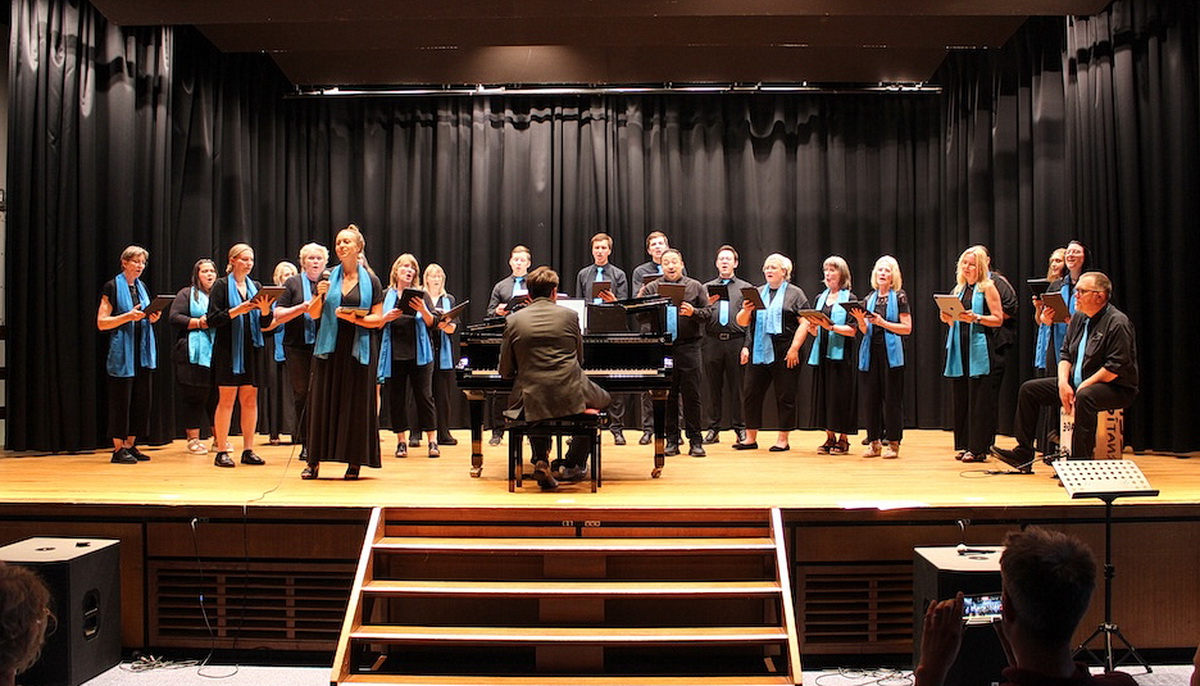 Der Lumora Chor gestaltete das Finale des Chor-Sommer-Konzertes und begeisterte mit großer Bühnenpräsenz. Foto: Bernhard Karst/GAT/pp/Agentur ProfiPress