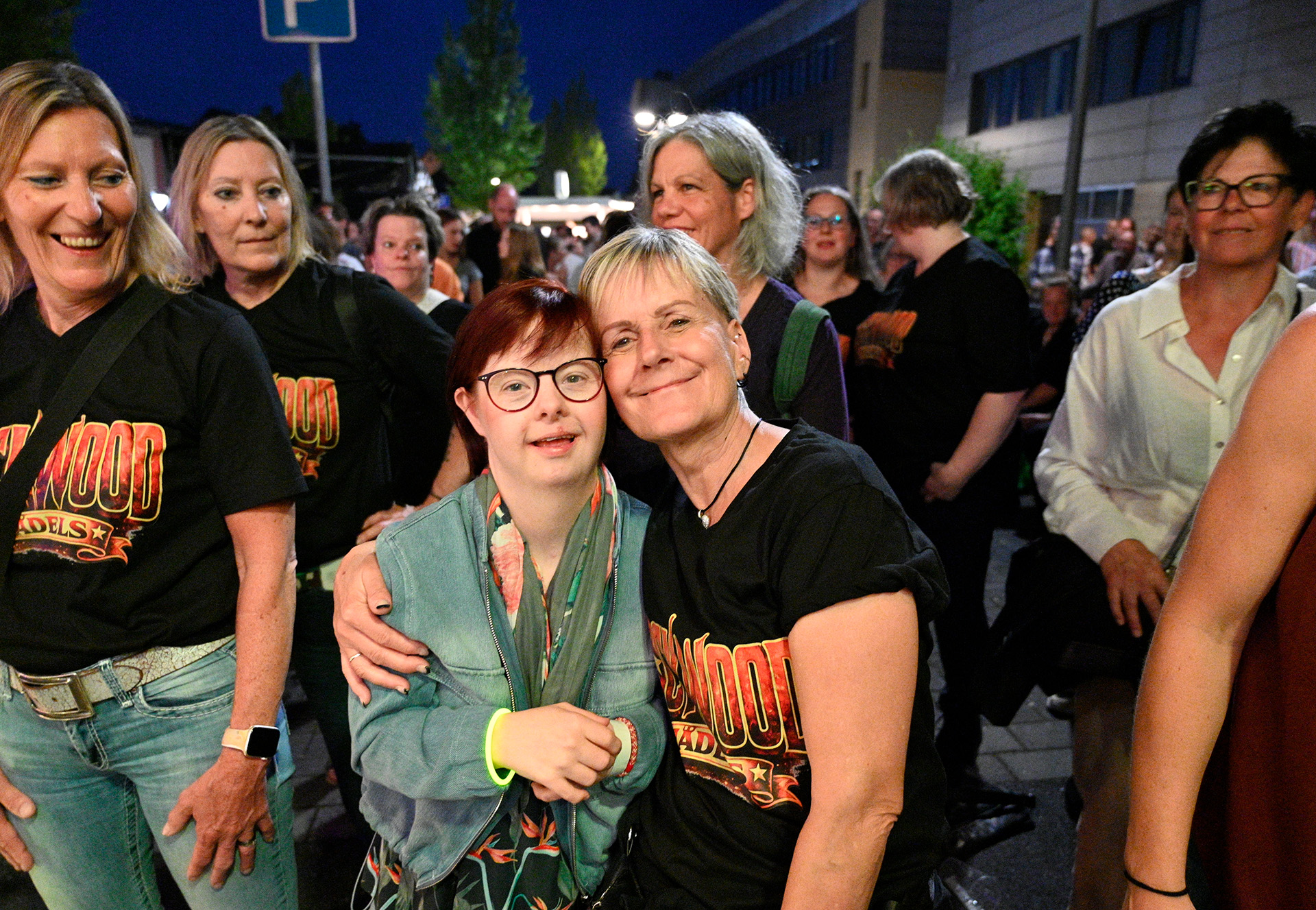 Die „Rockwood-Mädels“ feierten ihre Lieblings-Band direkt in der ersten Reihe ab. Foto: Henri Grüger/pp/Agentur ProfiPress