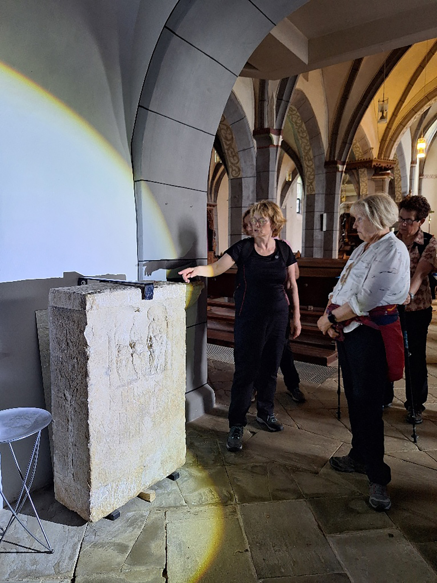 In der Pfarrkirche St. Cyriakus bewunderte man den vermutlich aus dem zweiten Jahrhundert nach Christus stammenden, mysteriösen „Matronenstein“. Foto: Stadt Mechernich/pp/Agentur ProfiPress