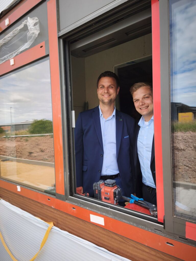 Weder Big Macs noch Wechselgeld gab es am frisch installierten Fenster des künftigen McDrive-Schalters von Bürgermeister Michael Fingel und Mats Riepenhausen. Foto: Kerstin Rottland/pp/Agentur ProfiPress