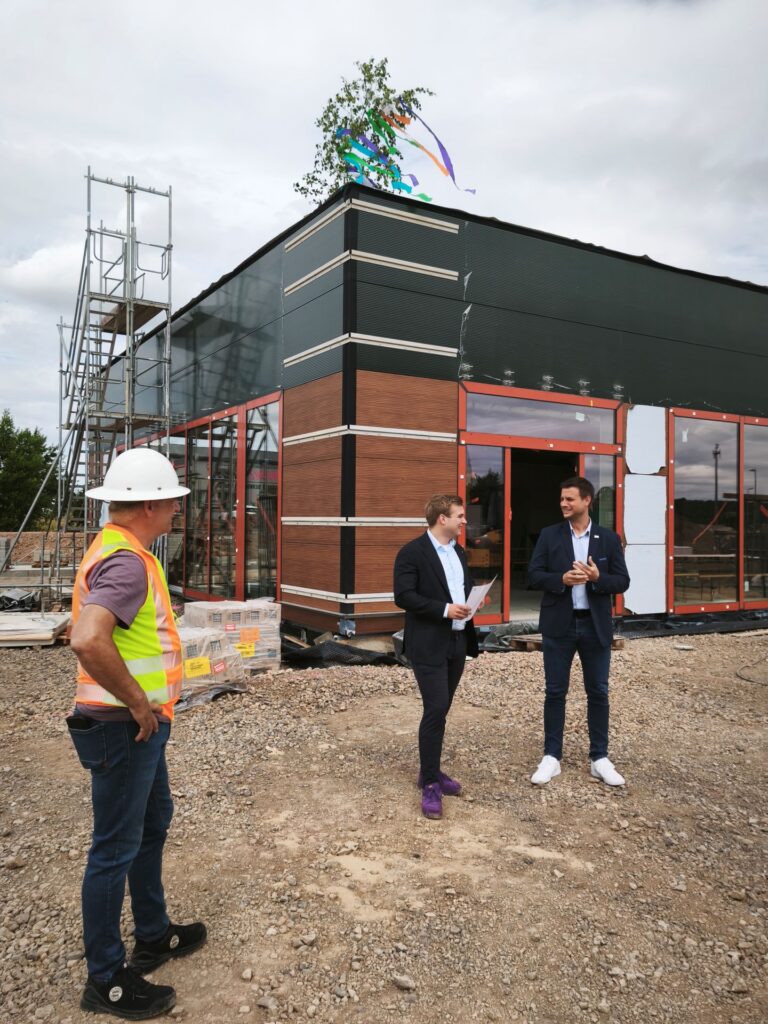 Der Bauherr verriet dem Bürgermeister, dass er auf der Baustelle oft angesprochen werde: „Die Mechernicher sind offenbar ziemlich neugierig auf das Projekt.“ Foto: Kerstin Rottland/pp/Agentur ProfiPress