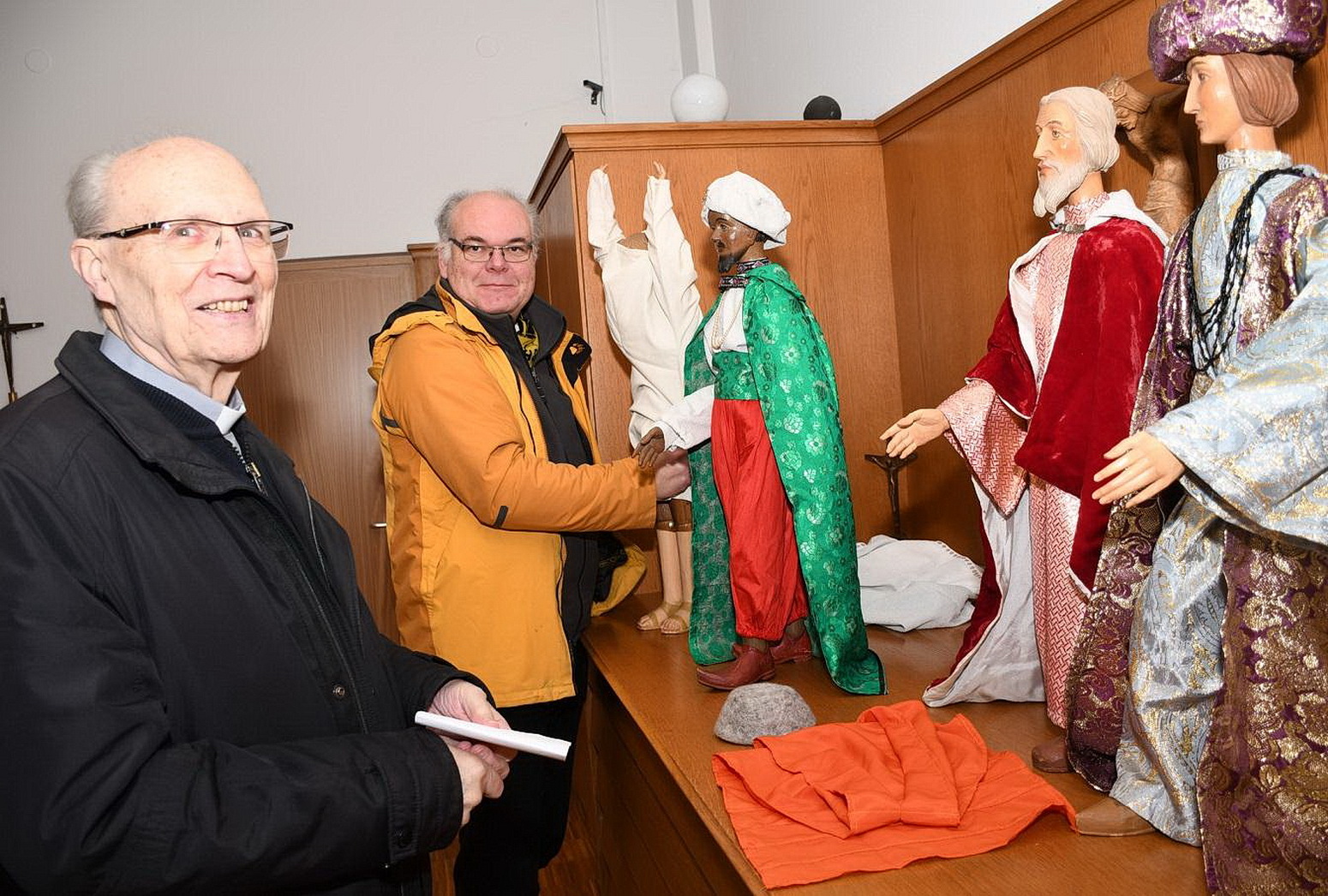 Gut gelaunt in der Mechernicher Sakristei beim Anziehen der Dreikönigsfiguren für die Krippe: Subsidiar Felix Dörpinghaus und sein Chef Pfarrer Erik Pühringer. Foto: Manfred Lang/pp/Agentur ProfiPress