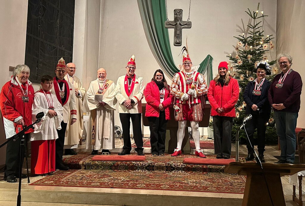 Pfarrer Felix Dörpinghaus (4.v.l.) als frisch dekorierter Ordensträger nach einer Mundartmesse in der Pfarrkirche St. Margaretha beim Karnevalsverein Vussem. Foto: Privat/pp/Agentur ProfiPress