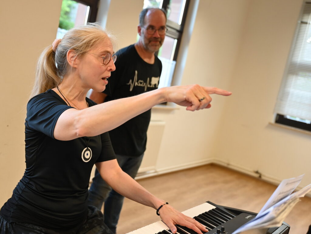 Dr. Nicole Besse hat die Leitung des Sacro-Pop-Chores „Kakus Vokale“ übernommen. Die Berufsmusikerin aus Mechernich hält das traditionell im Feytal beheimatete Ensemble für eines der intonationssichersten und schwungvollsten der Region. Im Hintergrund ihr Stellvertreter, der Kirchenmusiker Stefan Weingartz. Foto: Manfred Lang/pp/Agentur ProfiPress