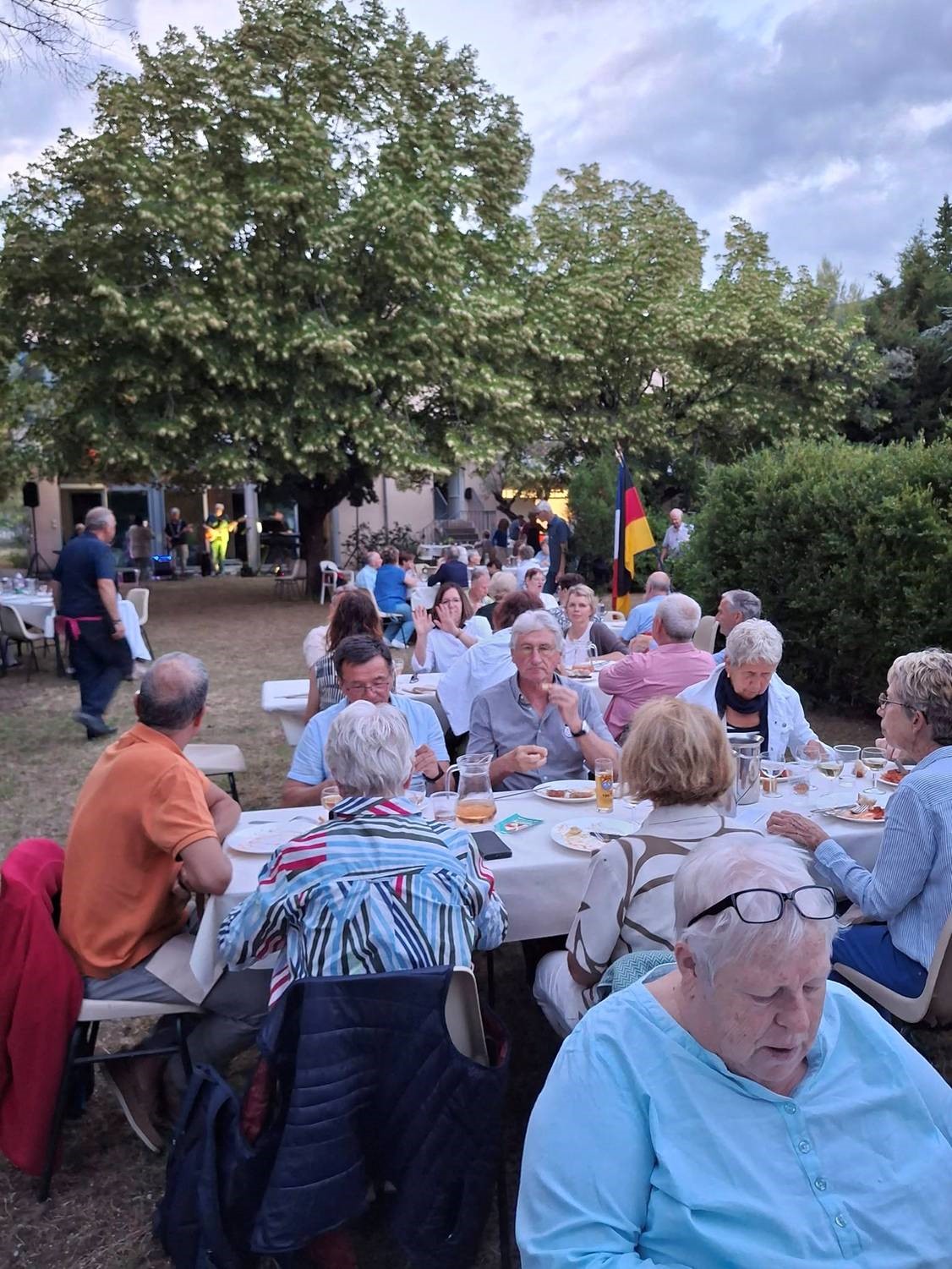 Im Garten der Familie Coupon traf man sich bei französischem Wein und Kölsch. Musikalisch umrahmt wurde auch dieser Abend durch „Von Stülp Revival“. Foto: Freundeskreis/pp/Agentur ProfiPress