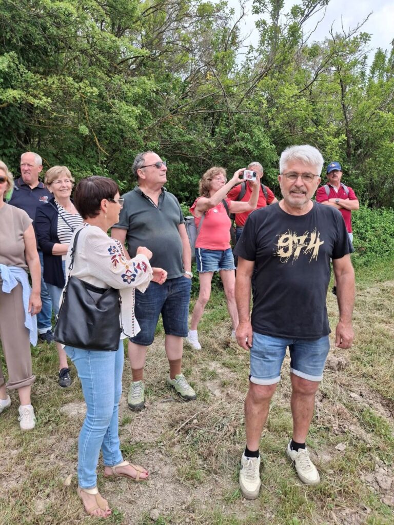 Bei der Besichtigung des landwirtschaftlichen Betriebs „Domaine des Arches“ von Daniel Ravoux (rechts) erhielten die Mechernicher einen authentischen Einblick in die Vielfalt provenzalischer Landwirtschaft. Foto: Freundeskreis/pp/Agentur ProfiPress