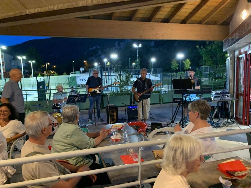 Beim gemeinschaftlichen Abschlussabend im Bistro „La Restanque“ begeisterte die Mechernicher Oldieband „Von Stülp Revival“ Gäste wie Gastgeber unter anderem mit französischen Chansons. Foto: Freundeskreis/pp/Agentur ProfiPress