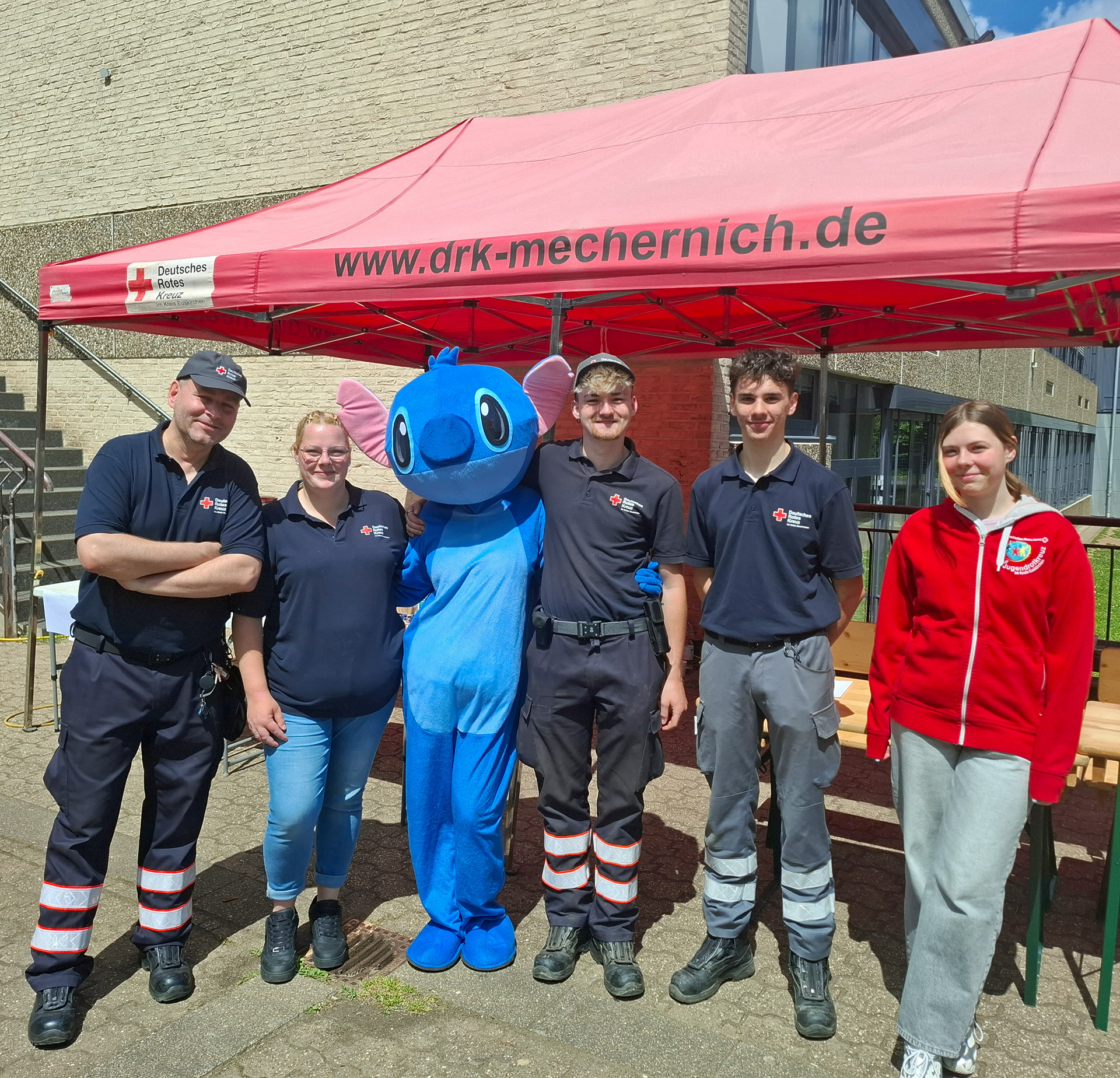 Unterstützung gab es unter anderem durch das DRK sowie das JRK Mechernich, die einen Kaffee- und Waffelstand organisierten und eine Hüpfburg bereitstellten. Auch sie machten ein Foto mit Stitch. Foto: AWO RV/pp/Agentur ProfiPress