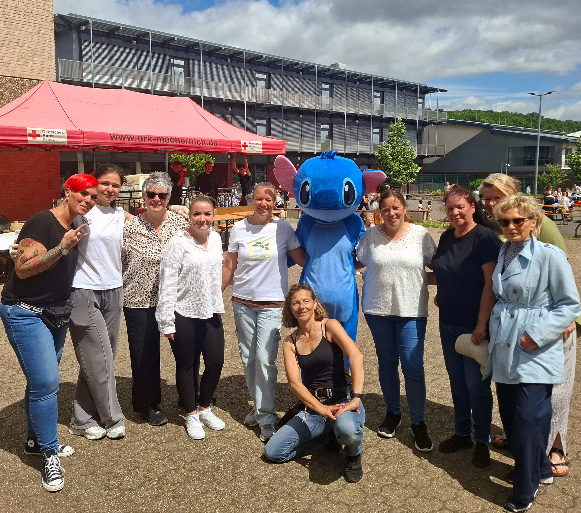Das gut gelaunte Team der AWO-Kita Nyonsplatz bei ihrem Sommerfest an der Mechernicher Gesamtschule mit Walking Act „Stitch“. Foto: AWO RV/pp/Agentur ProfiPress