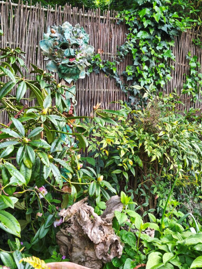 Überall gibt es etwas zu entdecken, wie diesen frechen „Green Man“ vor Azaleen, Efeu und Rhododendren. Foto: Kerstin Rottland/pp/Agentur ProfiPress