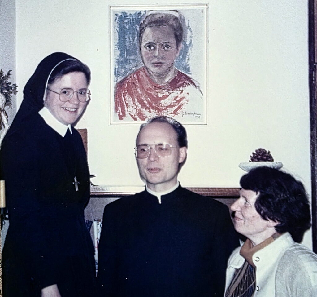 Felix Dörpinghaus (m.) hatte eine Zwillingsschwester, Ursula Dörpinghaus, die später unter dem Namen Schwester Maria Geroldine (l.) als Kunstpädagogin sowie sakrale Künstlerin weit über den Niederrhein hinaus Anerkennung fand. Beide Geschwister entschieden sich für ein Leben im Dienst der Kirche. Auch die ältere Schwester Genoveva (r.) war eine renommierte Künstlerin. Foto: Privat/pp/Agentur ProfiPress