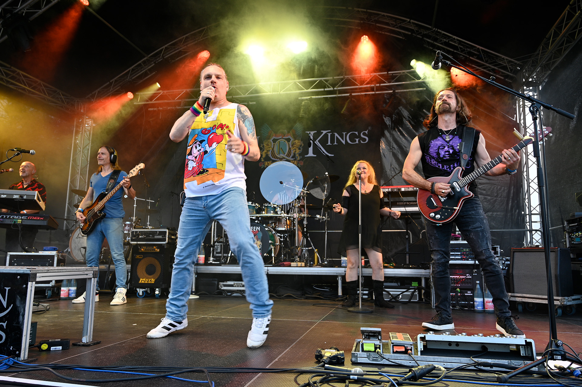 „The Queen Kings“ lieferten bei Rock am Rathaus in Mechernich große Gesten, starke Stimmen und jede Menge Gänsehaut. Foto: Henri Grüger/pp/Agentur ProfiPress
