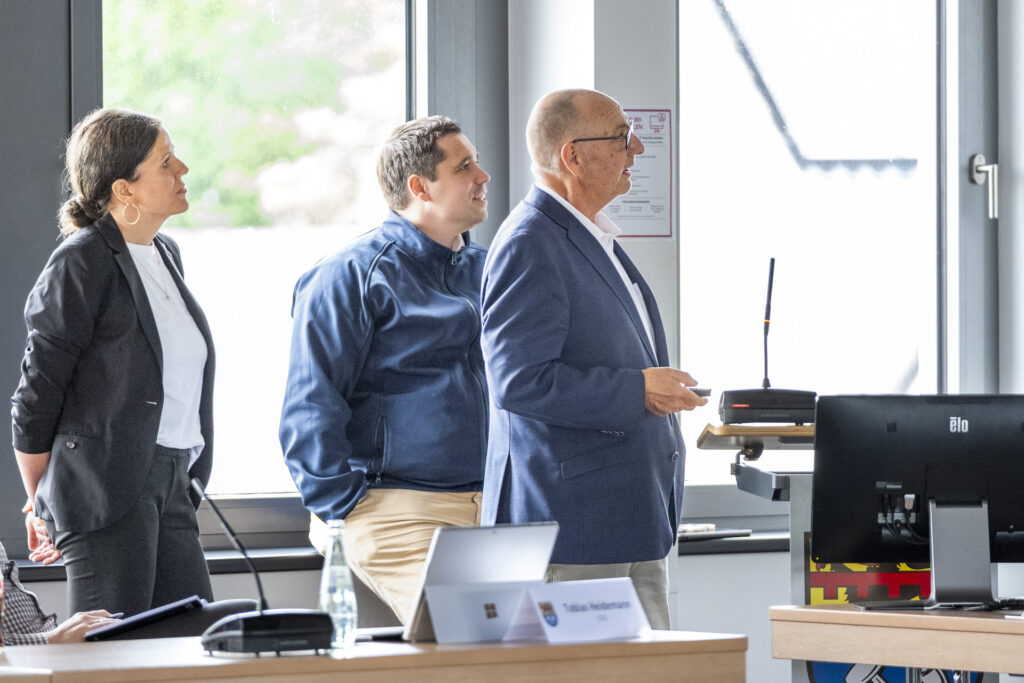 Präsentierten dem Ausschuss für Planung, Verkehr, Umwelt und Klimaschutz die Planungen für das Projekt in der Peterheide: Die agn-Architekten Andrea Hinrichs (l.) und Thomas Kohns (r.) sowie RVK-Prokurist Thomas Schmalen. Foto: Ronald Larmann/pp/Agentur ProfiPress