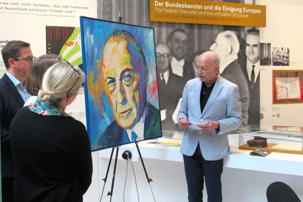 Künstler Tom Krey stellte sein Adenauer-Porträt im Konrad-Adenauer-Museum in Rhöndorf vor. Das vom Konrad-Adenauer-Freundeskreis angekaufte Werk wurde der Stiftung Bundeskanzler-Adenauer-Haus übergeben. Foto: Maggie Krey/pp/Agentur ProfiPress 