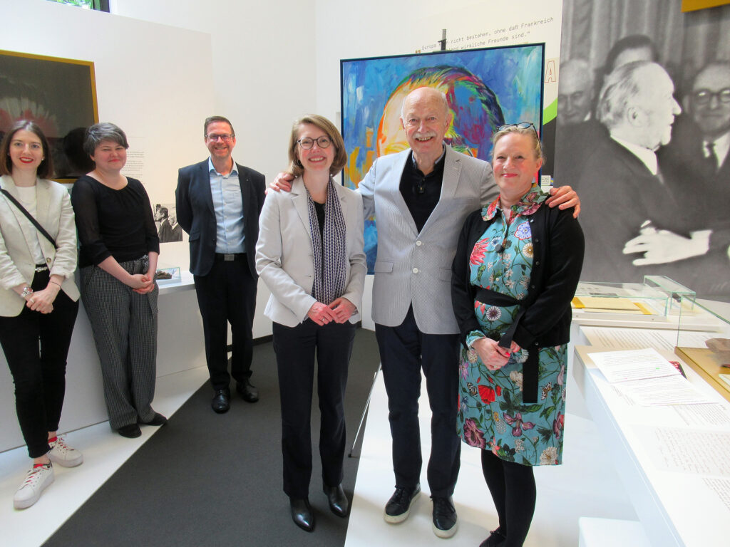 Bei der feierlichen Übergabe des Gemäldes „Konrad Adenauer – Europa muss geschaffen werden!“ im Konrad-Adenauer-Museum in Rhöndorf: Tochter Marina Krey (v.l.), Archivarin Melanie Eckert, GAT-Direktor Micha Kreitz, Dr. Sabine Schößler, Geschäftsführerin der Stiftung Bundeskanzler-Adenauer-Haus, Tom Krey und Ulrike Remde, Urenkelin Konrad Adenauers. Foto: Maggie Krey/pp/Agentur ProfiPress