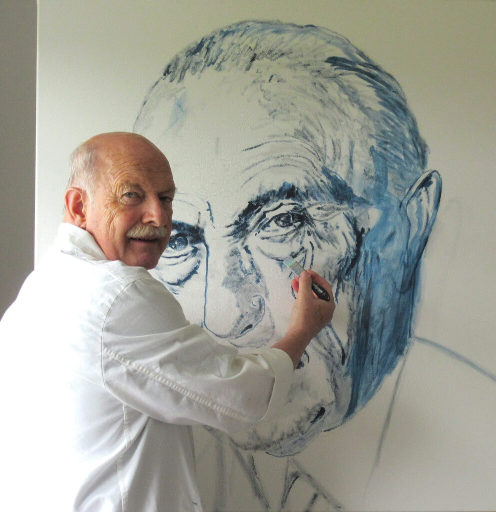 Tom Krey bei der Arbeit an seinem Adenauer-Porträt: Das Gemälde „Konrad Adenauer – Europa muss geschaffen werden!“ versteht der Mechernicher Künstler als Hommage und Mahnmal für die Einigkeit Europas. Foto: Maggie Krey/pp/Agentur ProfiPress