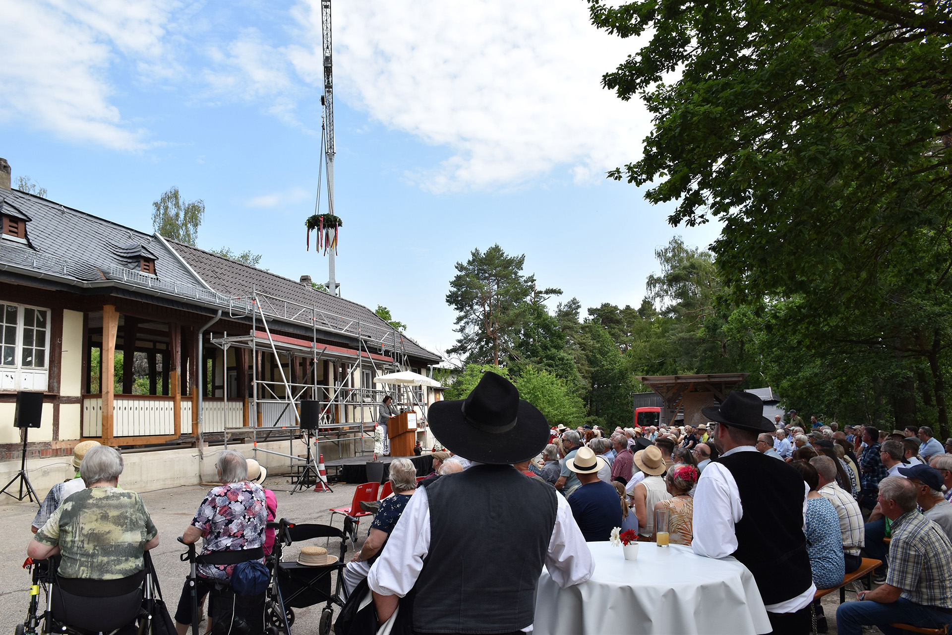 Zahlreiche Gäste waren bei hochsommerlichen Temperaturen zum Richtfest in das LVR-Freilichtmuseum Kommern gekommen. Foto: Michael Nielen/pp/Agentur ProfiPress