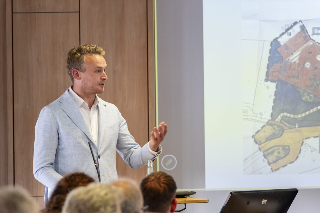 Roland Barth erläuterte im Rat der Stadt Mechernich, wie er die Erlebniswelt Eifeltor Schritt für Schritt weiterentwickeln möchte. Ein Masterplan ist in Arbeit und soll nach der Sommerpause vorgestellt werden. Foto: Ronald Larmann/pp/Agentur Profipress