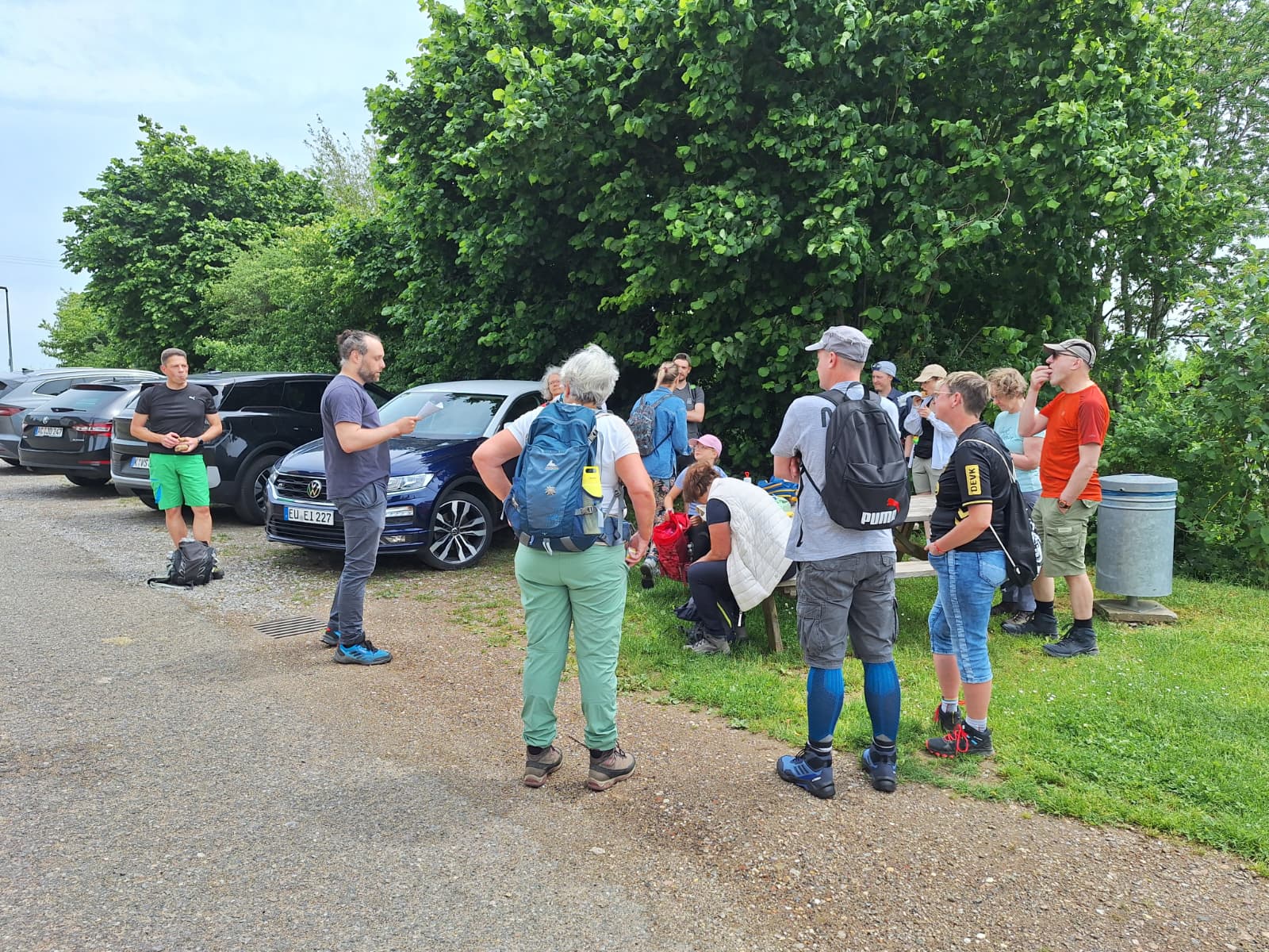 So manche Sagen hatten die Wanderführer für die Anwesenden gesammelt - zusammengetragen durch Ingo Keller auf www.weyer-eifel.de. Foto: Kerstin Lehner/pp/Agentur ProfiPress