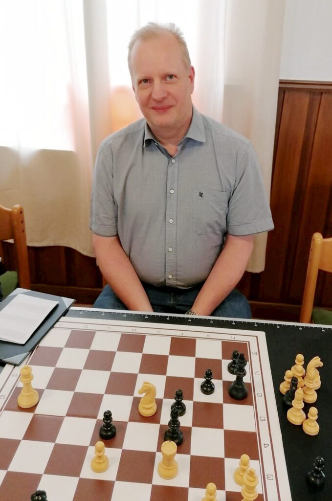 Andreas Hoss aus Strempt war einer der fünf Gewinner beim Simultan-Turnier, die die Schachpartie gegen „The Big Greek“ für sich entscheiden konnten. Foto: /pp/Agentur ProfiPress