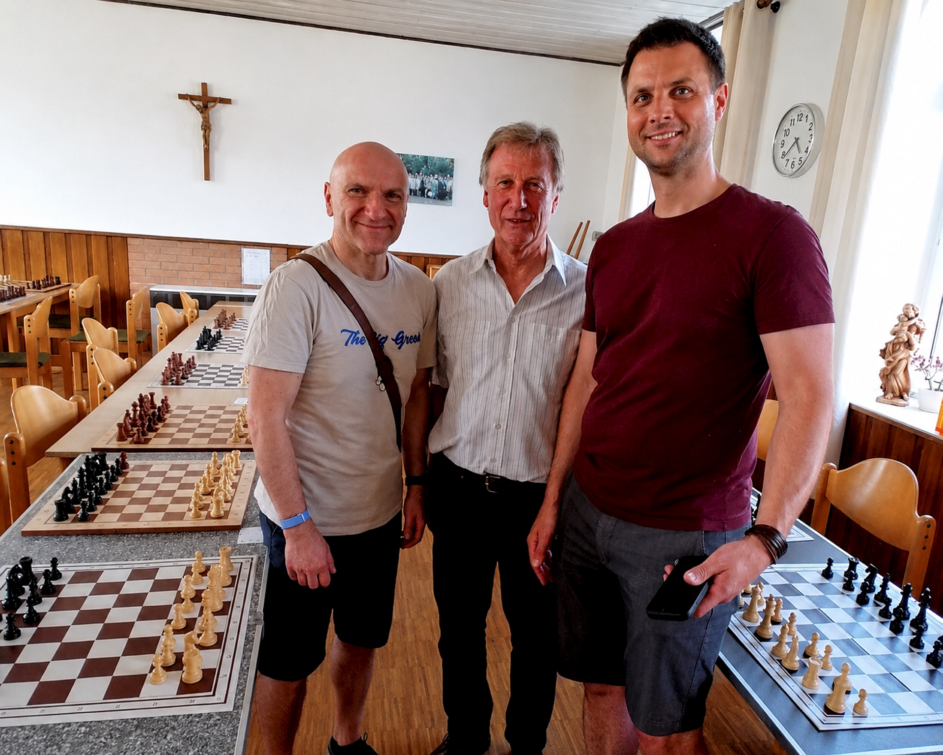 „The Big Greek“ Georgios Souleidis (v. l.) zusammen mit Heinz Schwarzhoff (Vorsitzender der Schachabteilung des TuS Strempt) und Mechernichs Bürgermeister Michael Fingel. Foto: /pp/Agentur ProfiPress