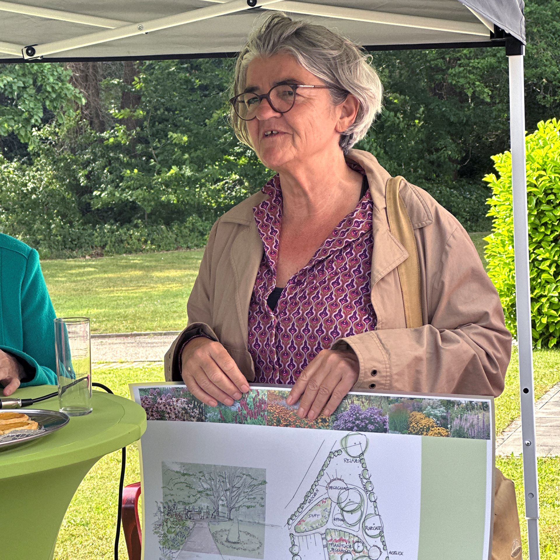 Ulrike Kreuer, die beauftragte Gartenbau-Ingenieurin, stellte im Anschluss an den offiziellen Teil Interessierten das Konzept für die Neugestaltung des Gartens vor. Foto: kkhm/pp/Agentur ProfiPress