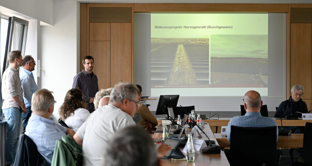 Jo Kraus gab genaue Einblicke in die PV-Planungen und zeigte Referenzprojekte wie in Herzogenrath. Foto: Henri Grüger/pp/Agentur ProfiPress
