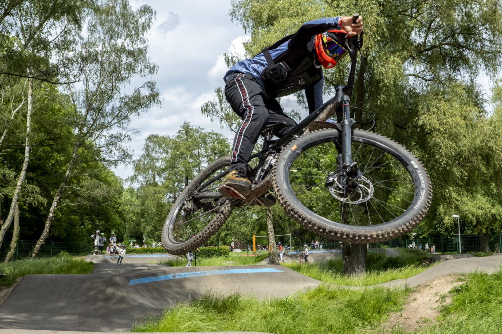 „Wir fahren hauptsächlich im Gelände. Aber auf einem Pumptrack kann man hervorragend Balance, Grundposition, Kraft und Technik trainieren“, erklärt Florian Kamp. Archivfoto: Ronald Larmann/pp/Agentur ProfiPress