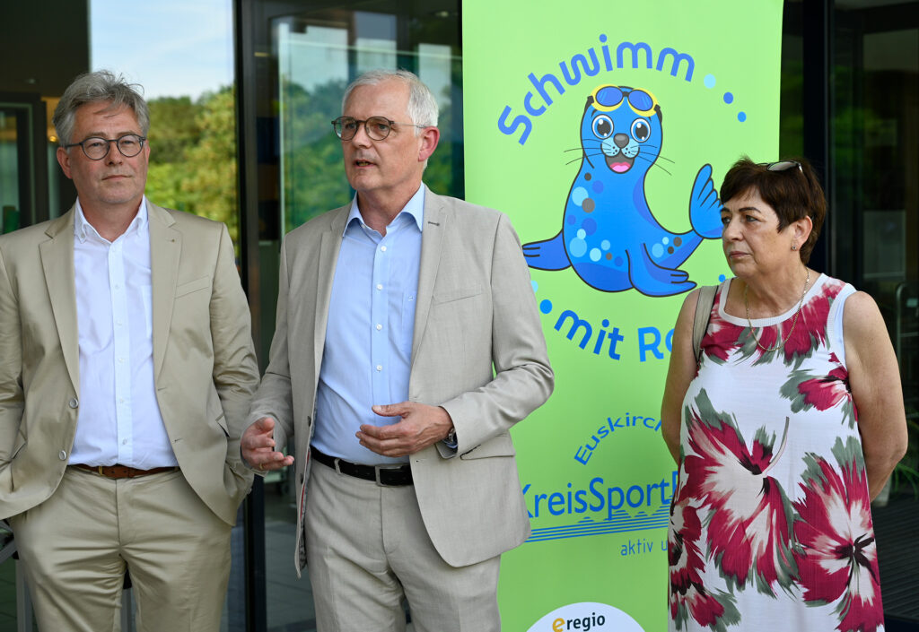 Die Helga und Klaus Martin Stiftung mit Sitz in Bad Münstereifel unterstützt das Projekt. Mit dabei waren die Vorstandsmitglieder (v. l.) Prof. Dr. Jonas Andermal, Holger Glück und Magdalena Schröder. Foto: Henri Grüger/pp/Agentur ProfiPress
