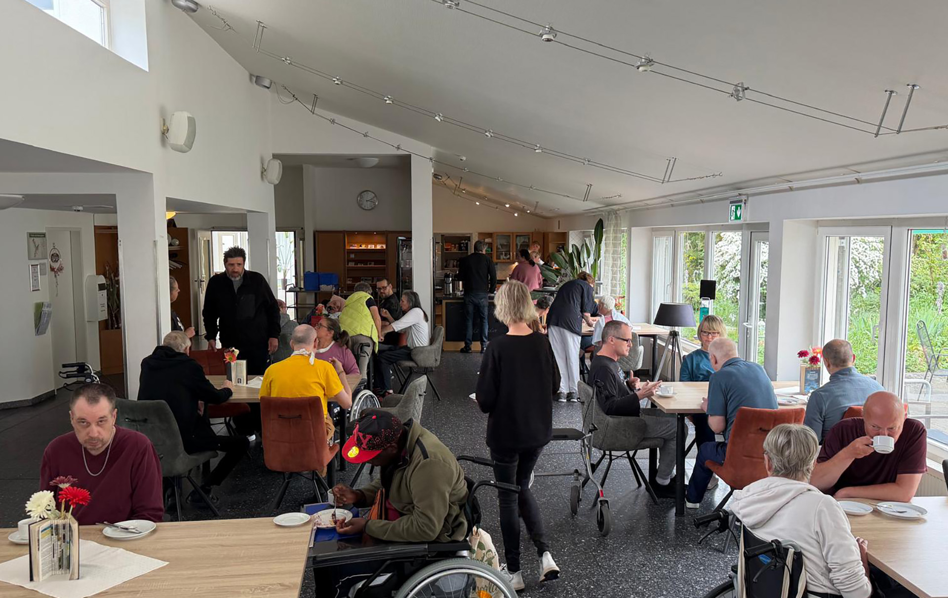 Beim „Süßen Nachmittag“ in der Langzeitpflege des Mechernicher Sozialwerk Communio in Christo e.V. genossen Bewohnerinnen und Bewohner Waffeln, Crêpes und Musik. Foto: Sozialwerk Communio in Christo e.V./pp/Agentur ProfiPress