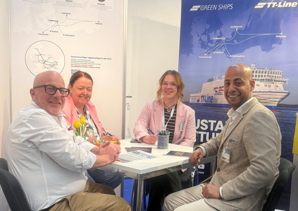 Bustouristikmesse in Köln mit „Schäfer-Team“ am Stand der TT-Line: Reiseverkehrskaufmann Matthias Feuser (l.), sein Kollege Reyad Khaled freuen sich mit Regina Bahr und Denise Peters über die Mini-Kreuzfahrt Ostsee-Kopenhagen-Malmö zum Schnäppchenpreis von 499 Euro vom 26. bis 28. Juli. „Die Mindest-Teilnehmerzahl ist erreicht, gleichwohl gibt es noch einige freie Plätze“, so Matthias Feuser. Foto: Schäfer-Reisen/pp/Agentur ProfiPress