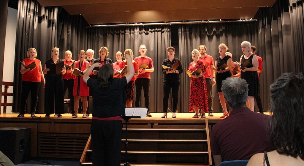 Der Chor „TaktVoll Buir“ präsentierte moderne Chormusik und überzeugte mit einem facettenreichen Vortrag. Foto: Bernhard Karst/GAT/pp/Agentur ProfiPress