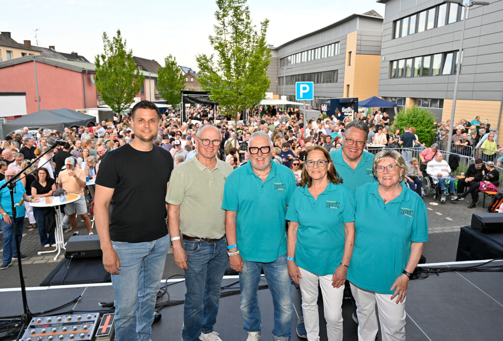 Das Orga-Team aus (v. r.) Magret Eich, Michael Sander, Petra Himmrich und Reinhard Kijewski mit Ralf Claßen, dem stellvertretenden Landrat und Vorsitzenden der Mechernich-Stiftung, und dem Mechernicher Bürgermeister Michael Fingel auf der Bühne. Foto: Henri Grüger/pp/Agentur ProfiPress